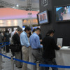 　Windows Mobileを搭載した「W-ZERO3 [es]」が先日発表されたが、WIRELESS JAPANでは早速展示が始まっている。の画像