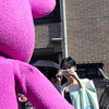 モモを半笑いでうれしそうに激写する私の画像