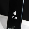 　新しいiPodシリーズの3製品「iPod」「iPod nano」「iPod shuffle」と、オーディオプレーヤーソフトの最新版「iTunes 7」の発表で来日した、米アップルの担当者に話を伺った。の画像