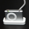 USB2.0インターフェース採用のドックを標準で同梱する。iPod shuffleをドックに装着すると、充電やシンクが行えるの画像