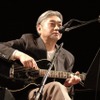 細野晴臣がアコギを持って歌う「東京シャイネス」の画像