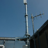 YRPセンター1番館の屋上で撮影した基地局の全景。ここから実験電波を飛ばすの画像