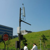 道路わきのポールに設置された基地局の全景。運用時には電柱での設置を考えているというの画像