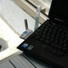 ノートパソコンにモバイルWiMAX通信カードを挿入し、実験を行う。構内の基地局を中継し、コアネットワークを抜けて、インターネットに接続の画像