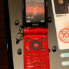 HSDPA対応「N902iX HIGH-SPEED」の新色「メテオレッド」も展示されている。12月に発売される予定の画像