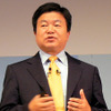 　10月3日から7日まで幕張メッセで開催されているデジタル機器の総合展示会「CEATEC JAPAN 2006」の初日は、米インテル上席副社長 兼 デジタルホーム事業本部長のエリック・キム氏による基調講演が午前10時半より約1時間に渡って行われた。の画像