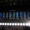 各社新機種の機能搭載数の比較。青い線がドコモ。この図ではGPSを除いて優位に立っているの画像