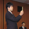 会場で実際にデモンストレーションを実施。会見場の左端から右端まで、携帯で動画撮影して、それをパノラマ画像にその場で変換の画像