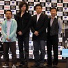 舞台挨拶に登場した（左から）山下敦弘監督と出演者の新井浩文、三浦友和、木村祐一の画像