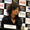 主演の新井浩文。映像中では硬くてマジメそうなお巡りさんを演じているわけだが、この日はその特徴的なヘアースタイルを臨席の父（？）から揶揄されるシーンもの画像