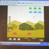 「インベーダー」とのコラボゲーム。やわらか戦車は武器を持たないので、ひたすら後退しながらジャンプで下側を迫ってくるインベーダーを避けていくの画像