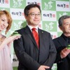 右から、シャア役の声優池田秀一さん、相模屋食料の鳥越淳司社長、南明奈さんの画像