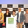 「ソースネクストECOメッセージ展」に参加する有名人がゲストとして登場。左から羽仁カンタ氏、SUGIZO、眞鍋かをり、サンプラザ中野、信藤三雄氏の画像