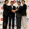 （左より）楽天オークション 代表取締役社長 平尾勇司氏、楽天 代表取締役会長兼社長 三木谷浩史氏、NTTドコモ執行役員 夏野剛氏、楽天オークション 事業企画グループ長 舟木徹氏の画像
