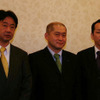 左より、ウィルコム執行役員副社長の土橋匡氏、代表取締役社長の喜久川政樹氏、執行役員副社長の近義起氏の画像
