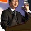 「W44S」を手にするKDDI代表取締役社長兼会長 小野寺正氏の画像