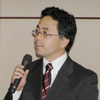 画面上で「gooフィードメーカー」の実演を行った、ポータル事業本部技術マーケティング部担当部長内山匡氏。実際の操作画面は、このあとで紹介する画面を見てほしいの画像