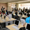 　マイクロソフトは24日、川崎市宮前区の市立土橋小学校において、インターネットの使用に関する啓蒙イベント「みんなで学ぼう！　小学生インターネット安全教室」を実施。「魔法戦隊マジレンジャー」のヒカル先生役の市川洋介氏が講師役で参加した。の画像