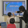 　マイクロソフトは24日、川崎市宮前区の市立土橋小学校において、インターネットの使用に関する啓蒙イベント「みんなで学ぼう！　小学生インターネット安全教室」を実施。「魔法戦隊マジレンジャー」のヒカル先生役の市川洋介氏が講師役で参加した。の画像