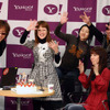 司会の山本シュウ氏とKILLERSメンバーがNAHOMI☆KILLERの誕生日を祝福の画像