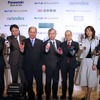集合写真。左からウィルコム執行役員副社長の土橋匡氏、眞下氏、喜久川氏、ウィルコム代表取締役会長木下龍一氏、矢口氏、小川氏、ウィルコム執行役員副社長近義起氏の画像