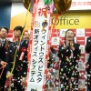 0時にくす玉が割られ、Vistaの販売が開始されたの画像