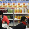 販売カウンターに並ぶVistaの各バージョン。有楽町店では約300人がVistaを購入の画像