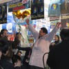 TOWTOP 大阪日本橋店は午前0時くす玉を割ったの画像