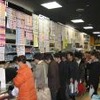 　30日午前0時を迎えるにあたってほとんどのショップが10秒前からカウントダウンを行い、午前0時の時報と共に一斉にWindows Vistaの販売を開始した。大阪日本橋の深夜販売イベントレポートの第2弾だ。の画像