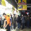 　30日午前0時を迎えるにあたってほとんどのショップが10秒前からカウントダウンを行い、午前0時の時報と共に一斉にWindows Vistaの販売を開始した。大阪日本橋の深夜販売イベントレポートの第2弾だ。の画像