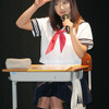 ステージに現れた愛川さんはセーラー服姿。ちょっと短めのスカート丈に、司会から突っ込みも入っていたの画像