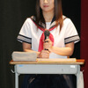 ステージに現れた愛川さんはセーラー服姿。ちょっと短めのスカート丈に、司会から突っ込みも入っていたの画像