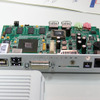 端末は、2006年11月に発表済みの「US100」が使われる。液晶ディスプレイの背面に設置可能なコンパクトサイズでVoIP機能なども搭載するの画像