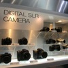 　広さおよそ40コマのニコンブースは、発売直前のデジタル一眼レフ「D40x」とコンパクトデジカメ「COOLPIX」シリーズの新モデルを大きな柱として展開していた。の画像