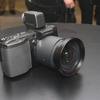 　リコーは28日、着脱式液晶ビューファインダー（EVF）と3倍ワイドズーム搭載のコンパクトデジタルカメラ「Caplio GX100」を発表した。発売は4月20日。予想実売価格は80,000円前後。の画像