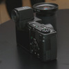 　リコーは28日、着脱式液晶ビューファインダー（EVF）と3倍ワイドズーム搭載のコンパクトデジタルカメラ「Caplio GX100」を発表した。発売は4月20日。予想実売価格は80,000円前後。の画像