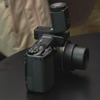　リコーは28日、着脱式液晶ビューファインダー（EVF）と3倍ワイドズーム搭載のコンパクトデジタルカメラ「Caplio GX100」を発表した。発売は4月20日。予想実売価格は80,000円前後。の画像