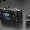 　リコーは28日、着脱式液晶ビューファインダー（EVF）と3倍ワイドズーム搭載のコンパクトデジタルカメラ「Caplio GX100」を発表した。発売は4月20日。予想実売価格は80,000円前後。の画像