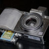 　リコーは28日、着脱式液晶ビューファインダー（EVF）と3倍ワイドズーム搭載のコンパクトデジタルカメラ「Caplio GX100」を発表した。発売は4月20日。予想実売価格は80,000円前後。の画像