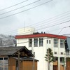守山福山克雪管理センターから約280メートルのところにある小学校の屋上に基地局アンテナが設置されているの画像