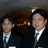 同社映像カンパニー開発統括部第三設計部第四設計課副主幹の久保井基之氏（左）とマーケティング本部第一マーケティング部第二マーケティング課マネージャーの中山正氏（右）。設計ではコンパクトなボディに無線LANを組み込むことに苦労したというの画像