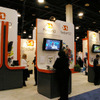 　「NAB 2007」のMediaFLOブースでは、携帯電話向けの映像配信サービス「MediaFLO」の実演が行われている。の画像