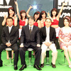 出演者全員でのフォトセッション。プリメディアTV KOREA社長・キム氏、プリメディアTV社長・草刈満氏、DideoNET・安東まりあとTHE ポッシボーの画像