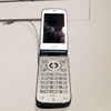 　23日、904iシリーズを発表したNTTドコモの発表会では、NTTドコモ執行役員 プロダクト＆サービス本部マルチメディアサービス部長 夏野剛氏が登壇した。の画像
