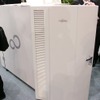 　データセンターなどサーバ設置場所をもたない企業向けに開発中なのが、静音ラック(仮称)だ。このラックは、前後の扉部分にファンを7基搭載している。の画像