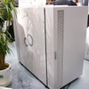 　データセンターなどサーバ設置場所をもたない企業向けに開発中なのが、静音ラック(仮称)だ。このラックは、前後の扉部分にファンを7基搭載している。の画像
