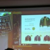 コメディ番組の出演者が着ている服のアイコンが動画中に埋め込まれていて、アイコンをクリックすると購入画面が表示される。こういった仕掛けを実現できるのはFlash Videoならではといえるの画像
