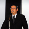 締めの言葉を受け持った副委員長の迫本淳一氏の画像
