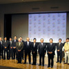 関係者全員での集合写真の画像