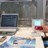 画像の例では読み取り機に携帯電話をかざすと、左側のPCに誰が講義に出席したか記録されるの画像